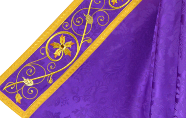 Gros plan sur la broderie eucharistique sur une parure liturgique