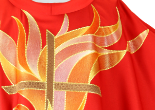 motif de broderie sur le devant et le dos de la chasuble