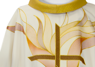 Motif de croix brodé sur une chasuble rouge