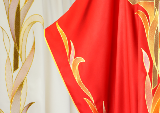 les lignes délicates des motifs ornementaux sur la chasuble liturgique, détail de la broderie