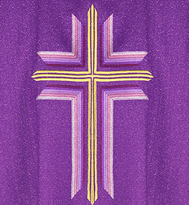 détail de la broderie représentant une croix sur une chasuble liturgique