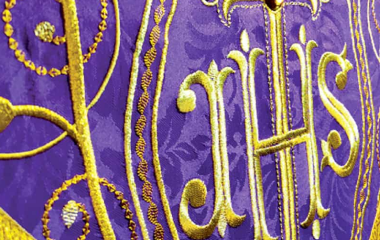 Ornement liturgique violet orné du motif IHS