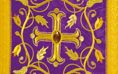 motif végétal dans une décoration liturgique brodée