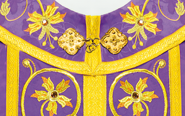 Ornement floral liturgique sur un tissu violet