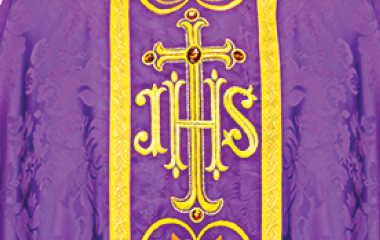 Le monogramme IHS brodé sur une chasuble violette