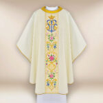 Chasuble liturgique élégante brodée avec motif marial