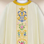 Chasuble liturgique élégante brodée avec motif marial