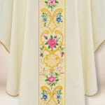 Chasuble liturgique élégante brodée avec motif marial