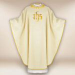 Chasuble liturgique avec broderie IHS