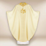 Chasuble liturgique avec broderie IHS