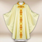Chasuble brodée ecru avec une bande dorée