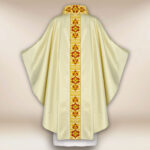 Chasuble brodée ecru avec une bande dorée