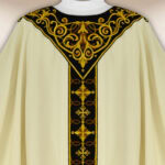 Chasuble brodée en couleur ecru avec une bande noire
