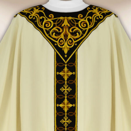 Chasuble brodée en couleur ecru avec une bande noire