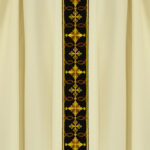 Chasuble brodée en couleur ecru avec une bande noire