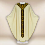 Chasuble brodée en couleur ecru avec une bande noire