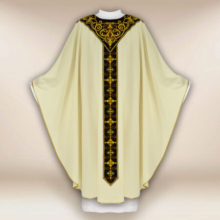 Chasuble brodée en couleur ecru avec une bande noire