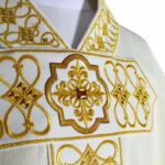 Chasuble brodée écru
