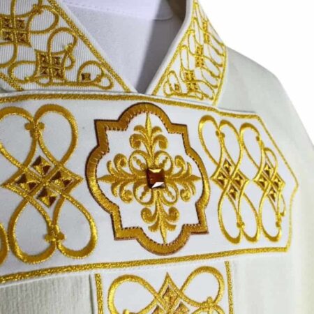 Chasuble brodée écru