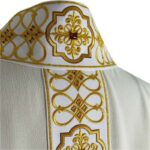 Chasuble brodée écru