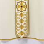 Chasuble brodée écru