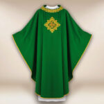 Chasuble brodée avec IHS verte