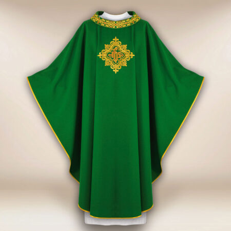 Chasuble brodée avec IHS verte