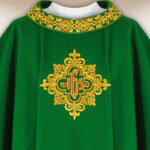 Chasuble brodée avec IHS verte