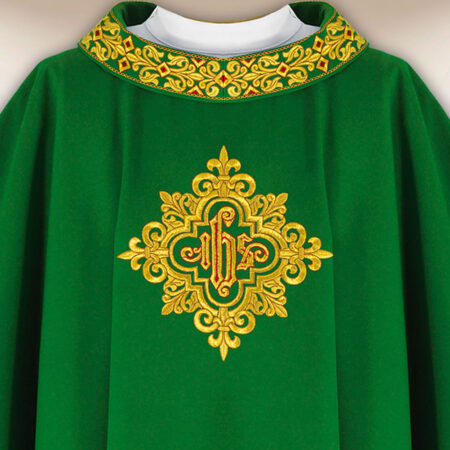 Chasuble brodée avec IHS verte