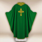 Chasuble brodée avec IHS verte