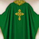 Chasuble brodée avec IHS verte
