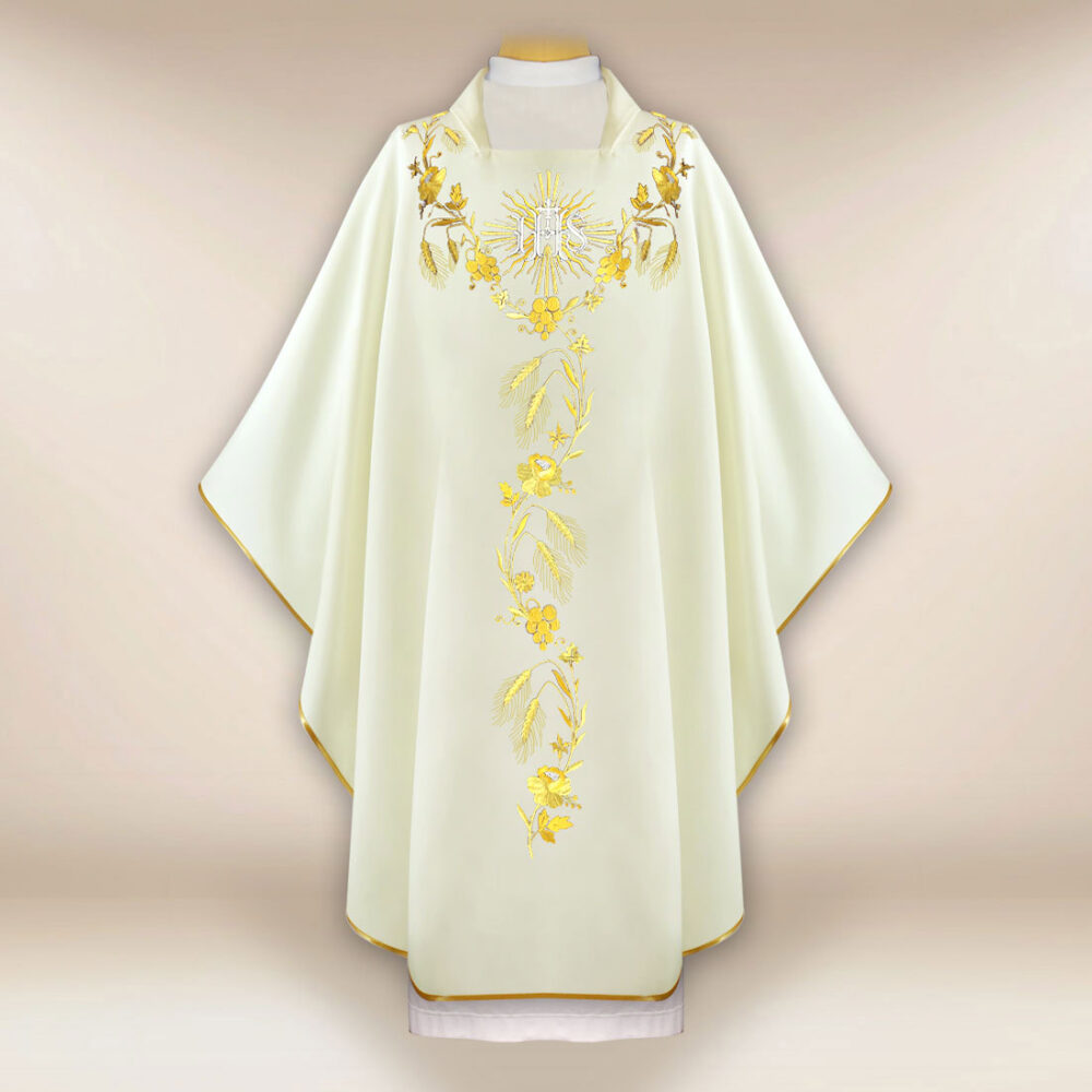 Chasuble brodée IHS écru