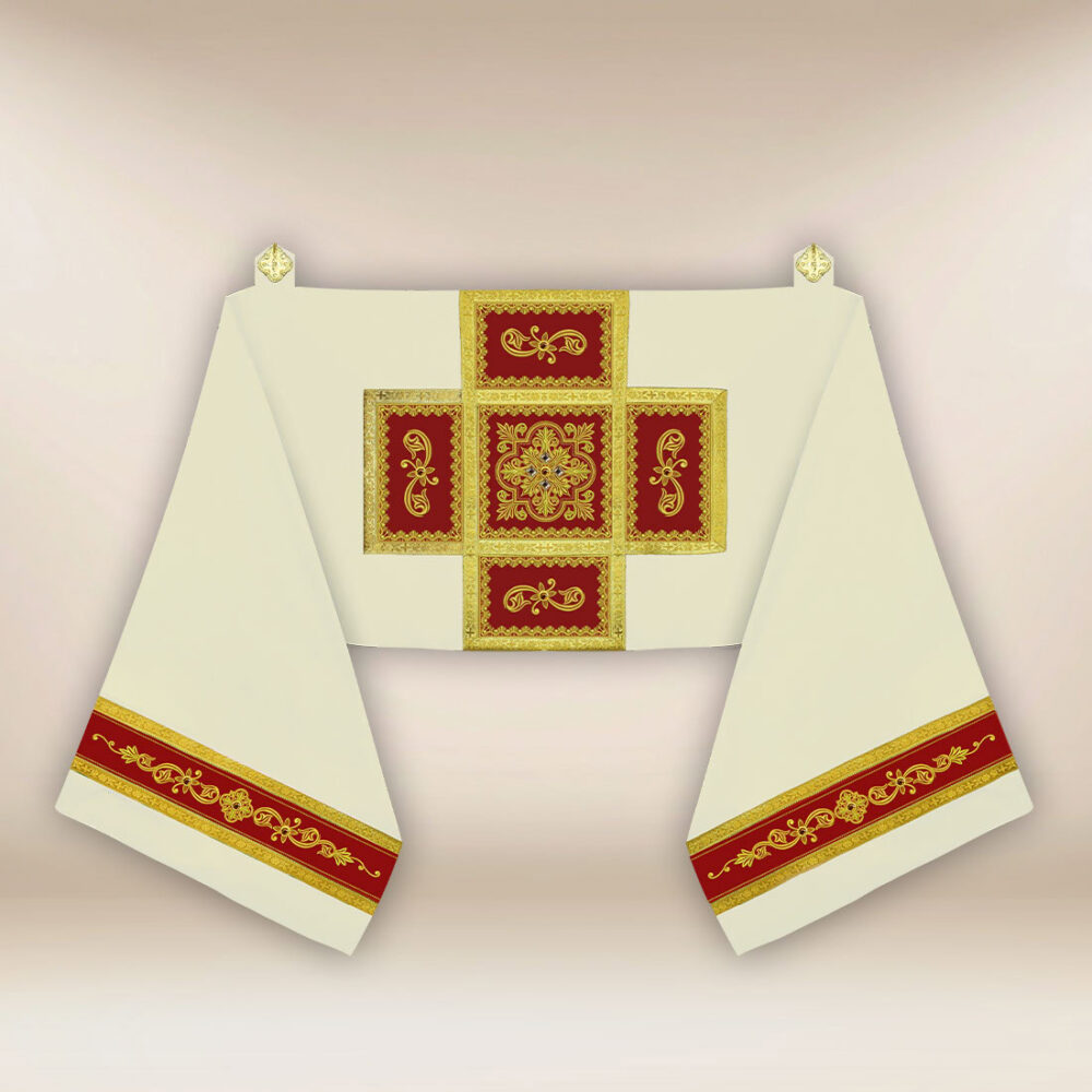 Voile huméral écru avec des éléments bordeaux et un riche brodé doré