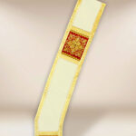 Étole diaconale écrue avec panneaux bordeaux et broderie dorée