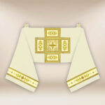 Voile huméral brodé écru avec croix