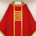 Chasuble brodée rouge élégante