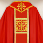 Chasuble brodée rouge élégante