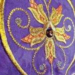 Chasuble brodée violette avec IHS