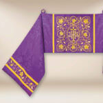 Voile huméral brodé violet