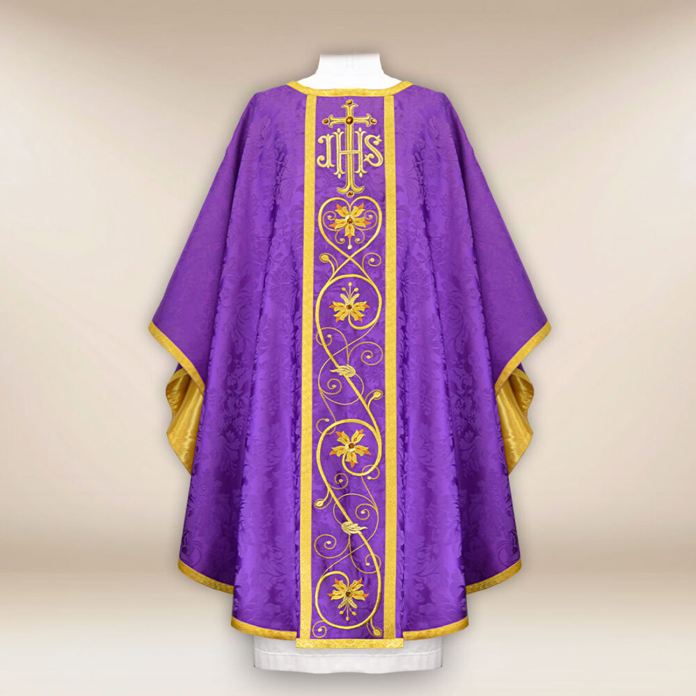 Chasuble brodée violette avec IHS