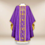 Chasuble brodée violette avec IHS