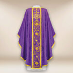 Chasuble brodée violette avec IHS