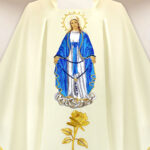 Chasuble brodée Mère de Dieu du Rosaire