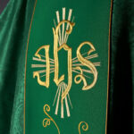 Chasuble avec ceinture brodée