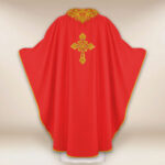 Chasuble brodée avec IHS rouge