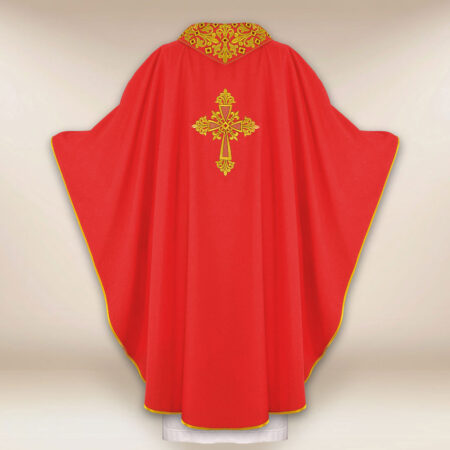 Chasuble brodée avec IHS rouge