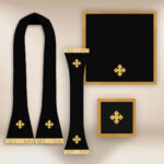 Chasuble romaine réplique noire Croix et IHS