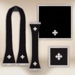 Chasuble romaine réplique noire IHS