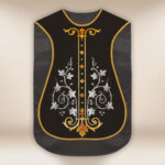 Chasuble romaine réplique noire Croix et IHS
