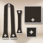 Chasuble romaine réplique noir Jésus sur la Croix